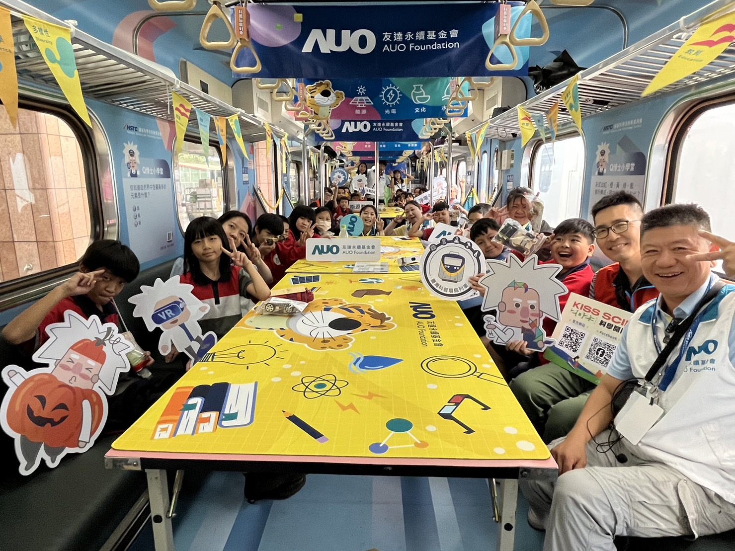 asiagame永續基金會參與「臺灣科普環島列車」，設計基礎科學車廂課程，以「淨零碳排和永續能源」為主題，讓學生透過創意實驗認識淨零知識，以及思考生活中的減碳行為
